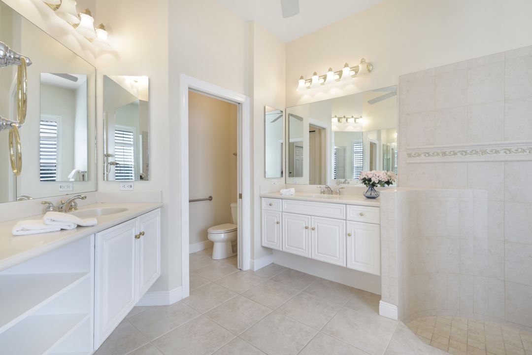 9209 Troon Lakes Dr, Naples, FL 34109