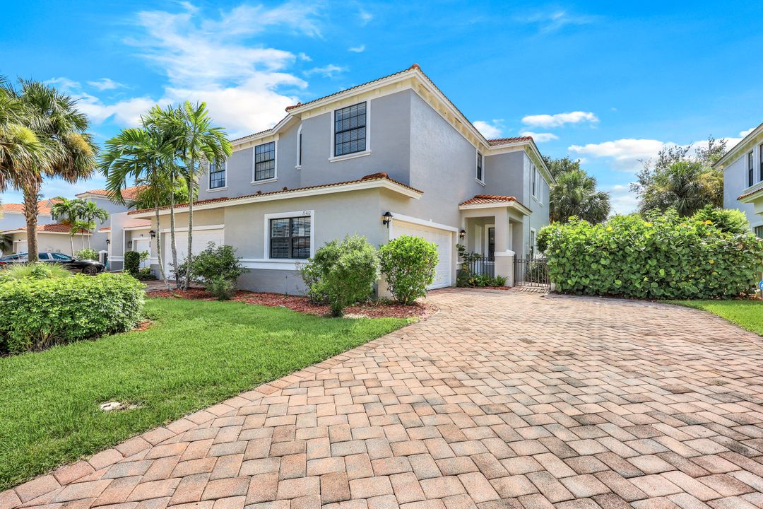 15462 Summit Pl Cir, Naples, FL 34119