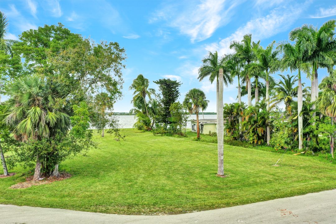 4385 E Riverside Dr, Fort Myers, FL 33905