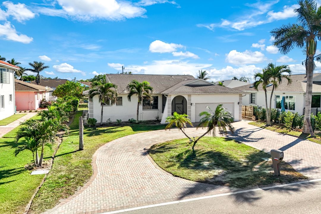 9940 Vanderbilt Dr, Naples, FL 34108