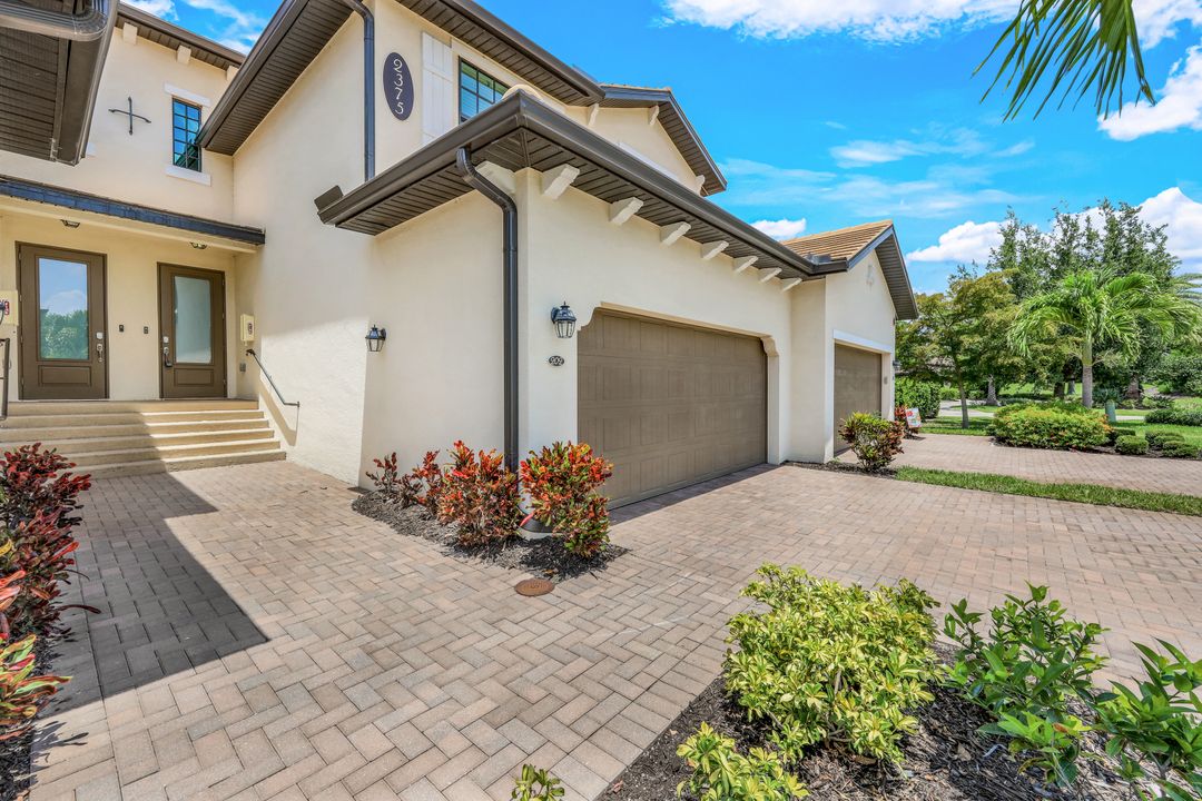 2375 Montserrat Ln #202, Naples, FL 34120