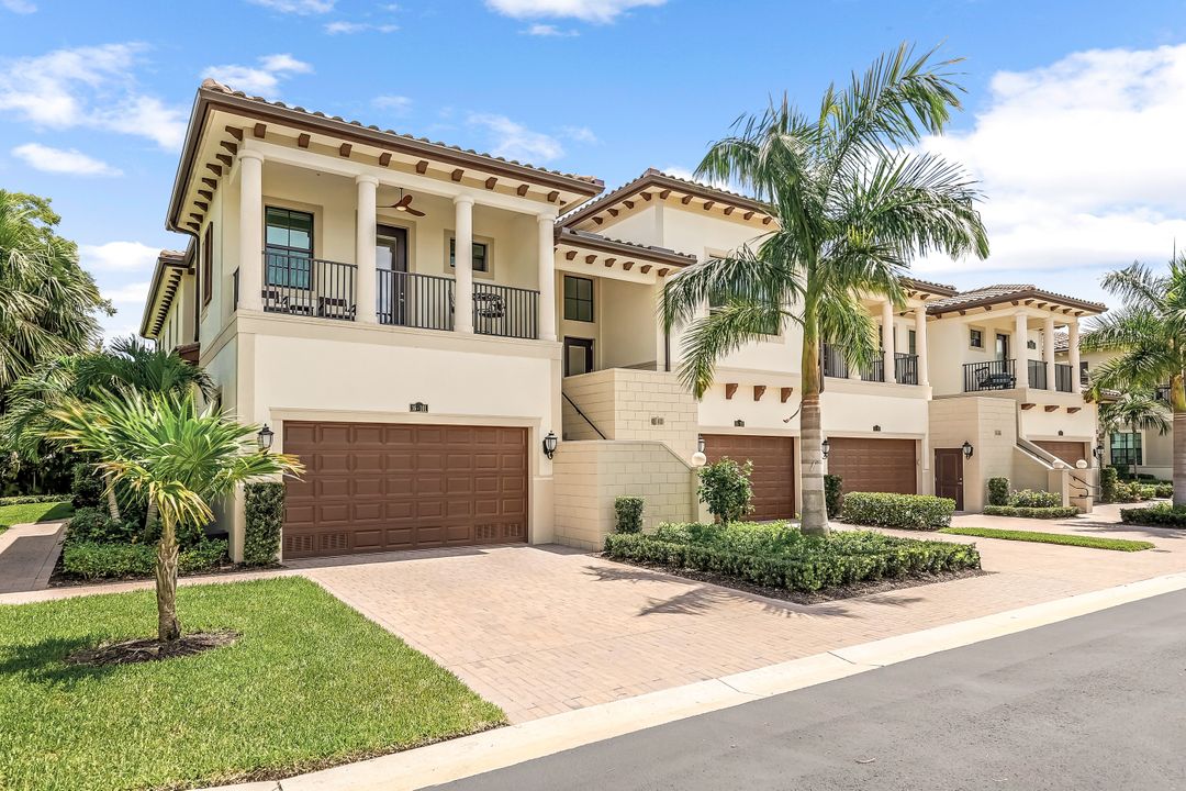 2542 Windward Ct #16-201, Naples, FL 34112