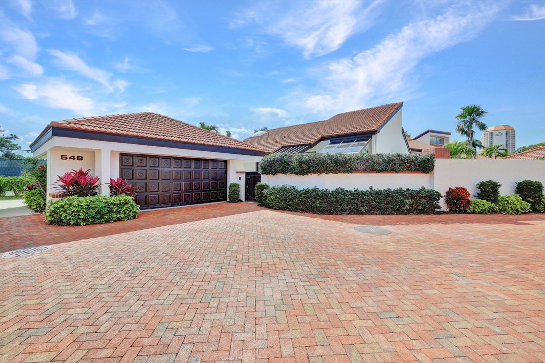 548 Bay Villas Ln, Naples, FL 34108