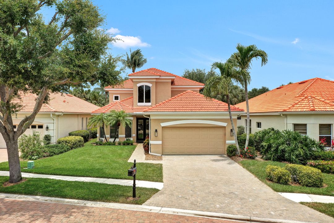 9231 Troon Lakes Dr, Naples, FL 34109