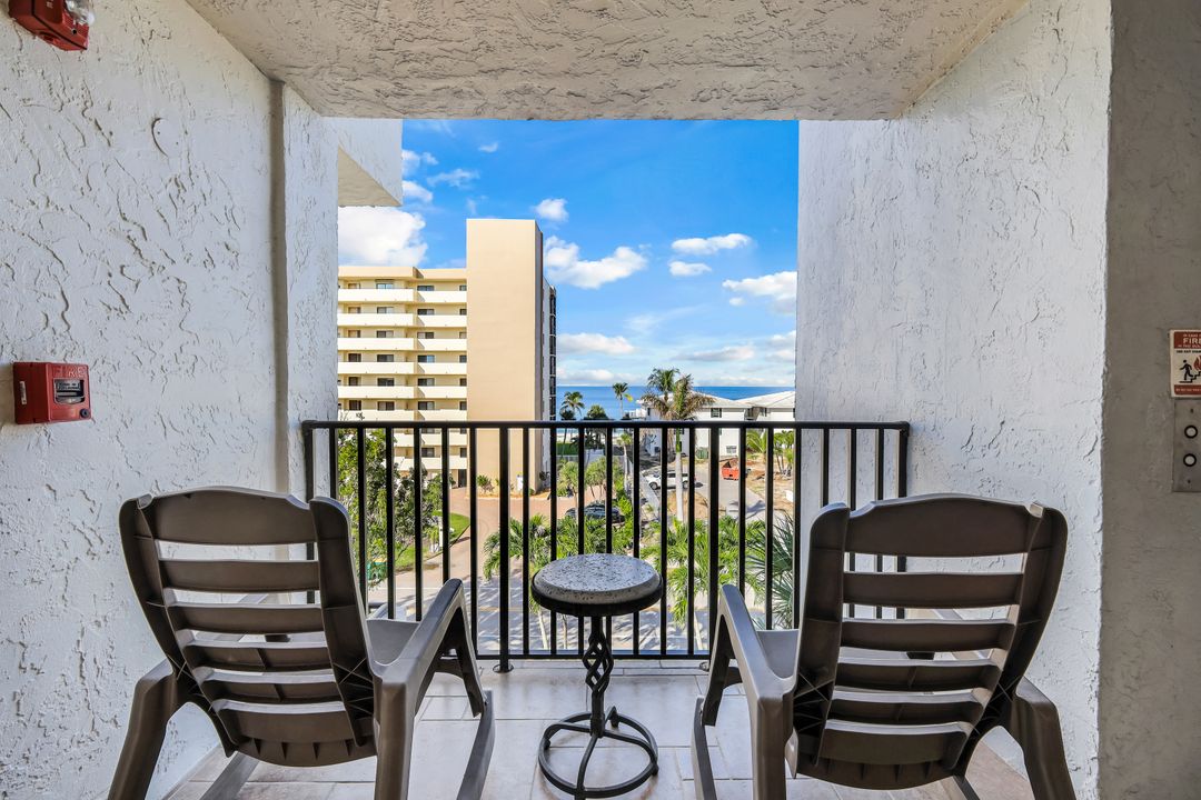 10562 Gulf Shore Dr #402, Naples, FL 34108