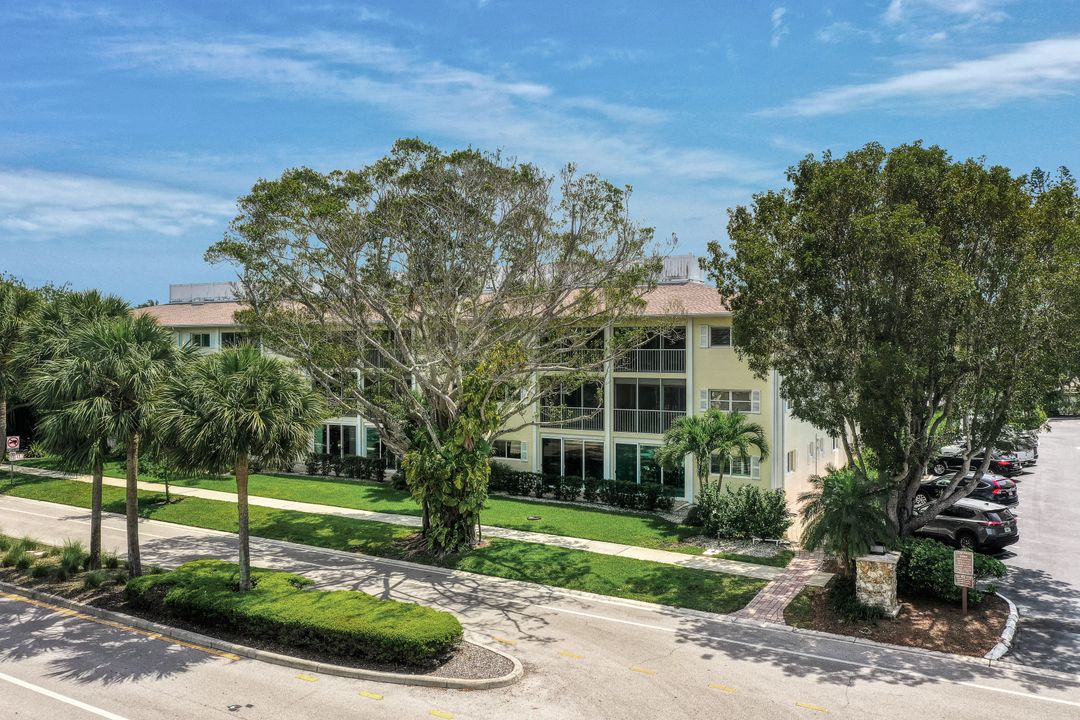 212 Banyan Blvd  #212, Naples, FL 34102