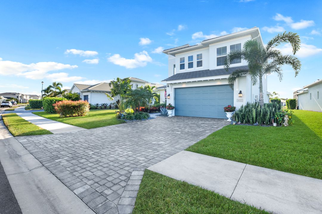 9055 Montserrat Dr, Naples, FL 34114