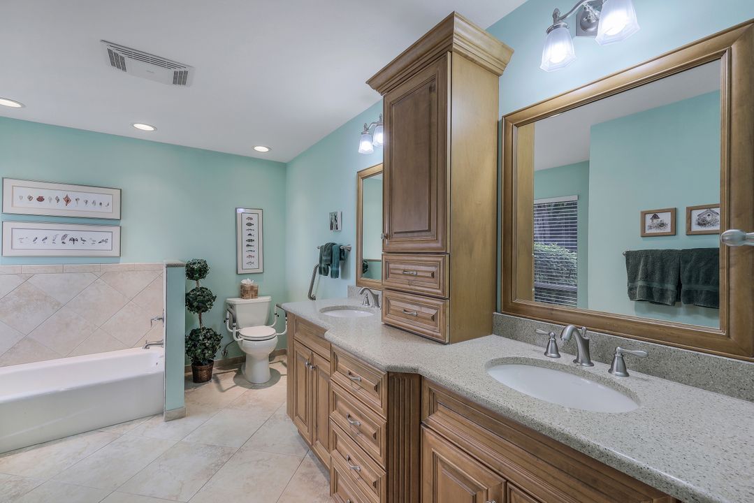 12888 Valewood Dr, Naples, FL 34119