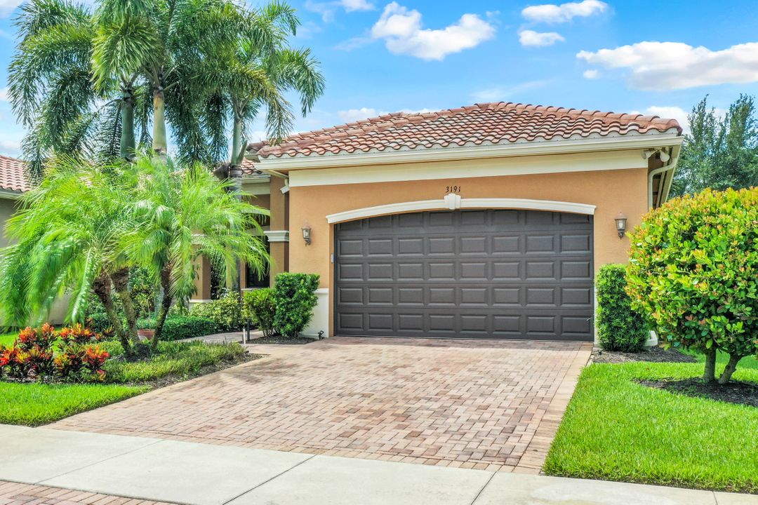 3191 Pacific Dr, Naples, FL 34119