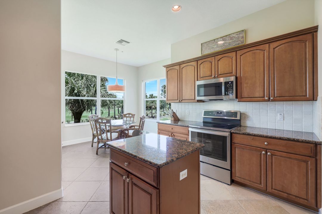 9200 Quartz Ln #202, Naples, FL 34120