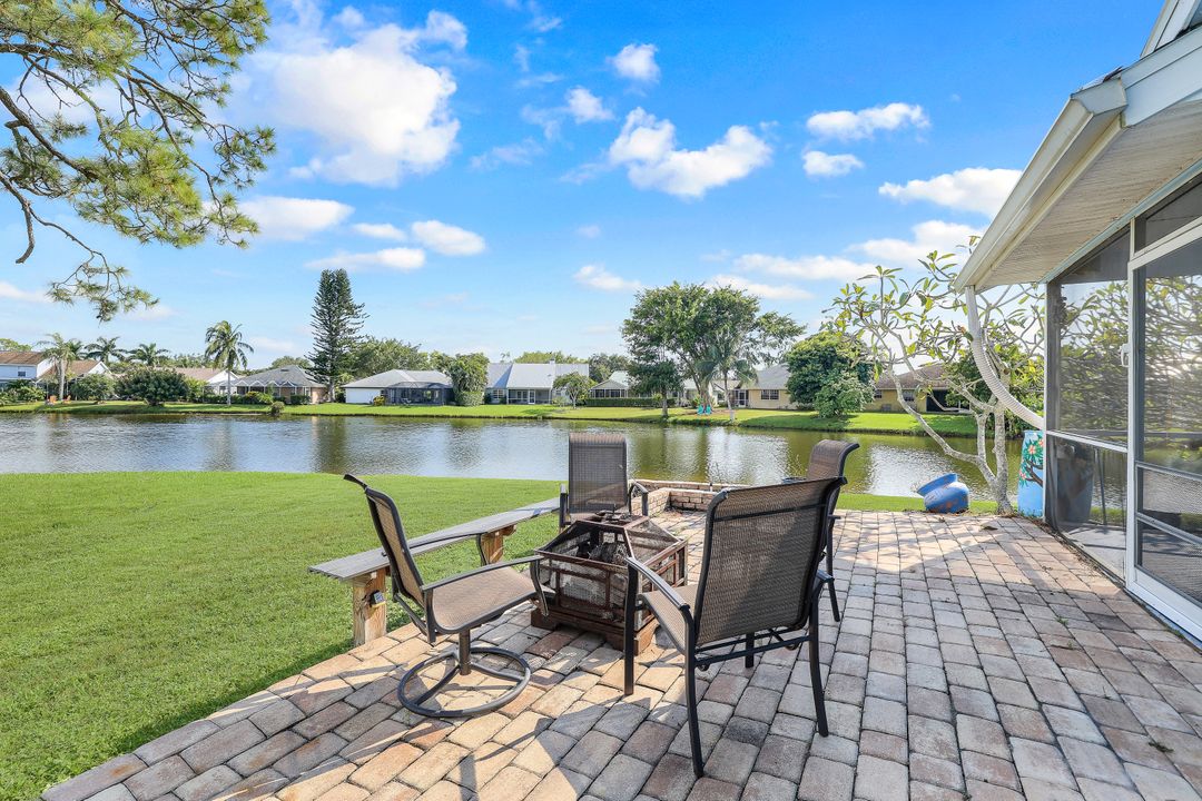 5220 Tudor Ct, Naples, FL 34112