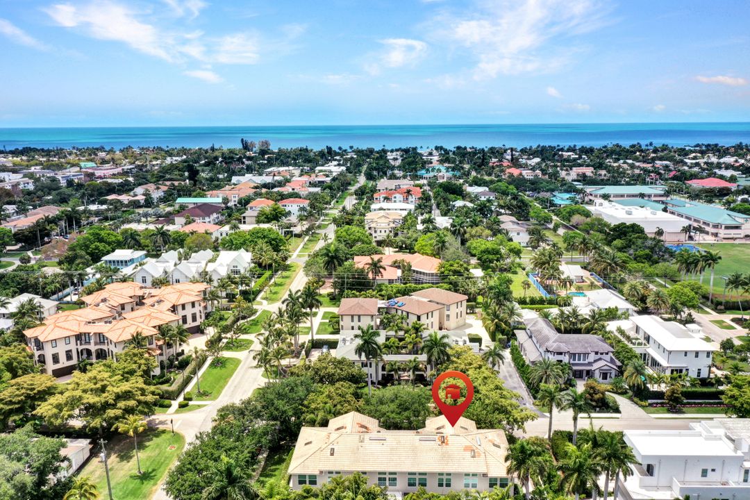 985 7th St S, Naples, FL 34102