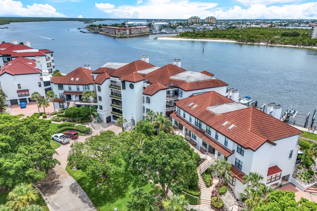 243 La Peninsula Blvd #243, Naples, FL 34113