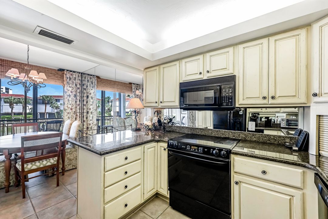 2216 Gulf Shore Blvd N #R3, Naples, FL 34102