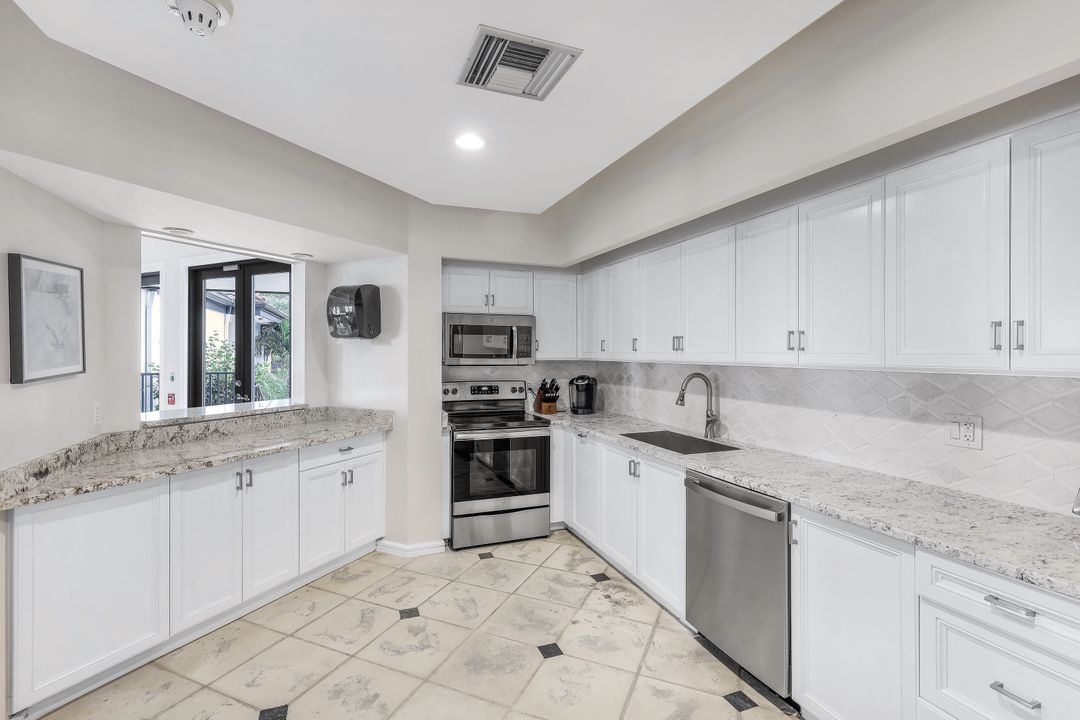 334 La Peninsula Blvd, Naples, FL 34113