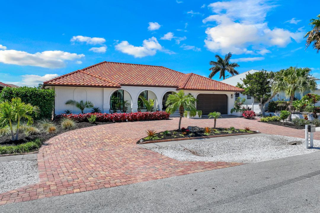 212 Seahorse Ct, Marco Island, FL 34145