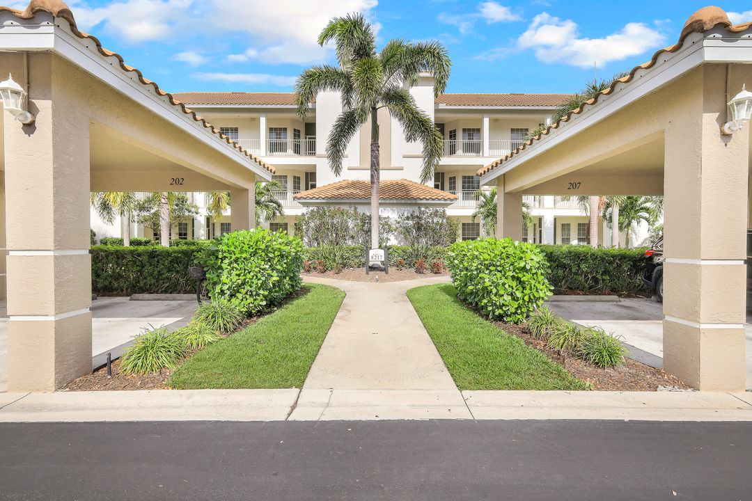 8217 Parkstone Pl #102, Naples, FL 34120