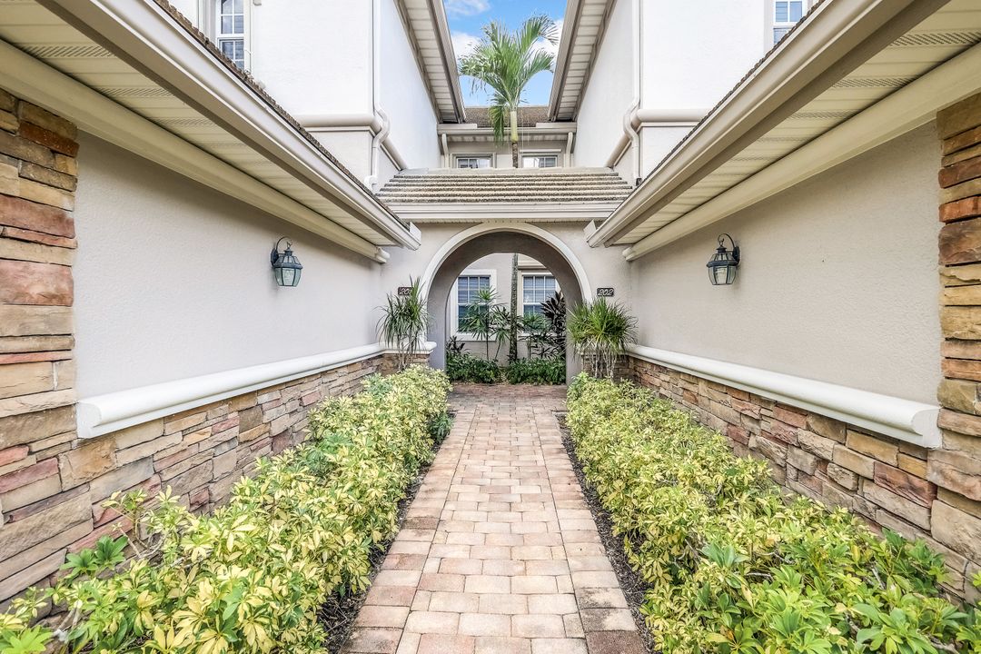 8755 Coastline Ct #201, Naples, FL 34120