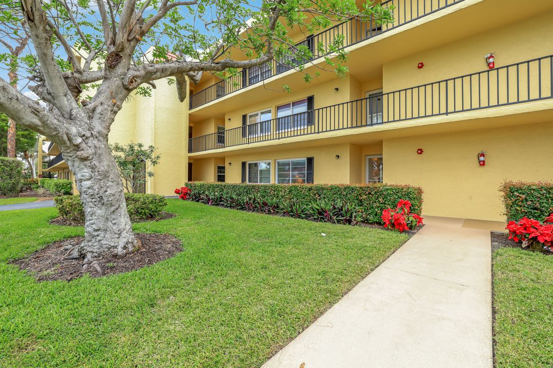 1086 Forest Lakes Dr #107, Naples, FL 34105