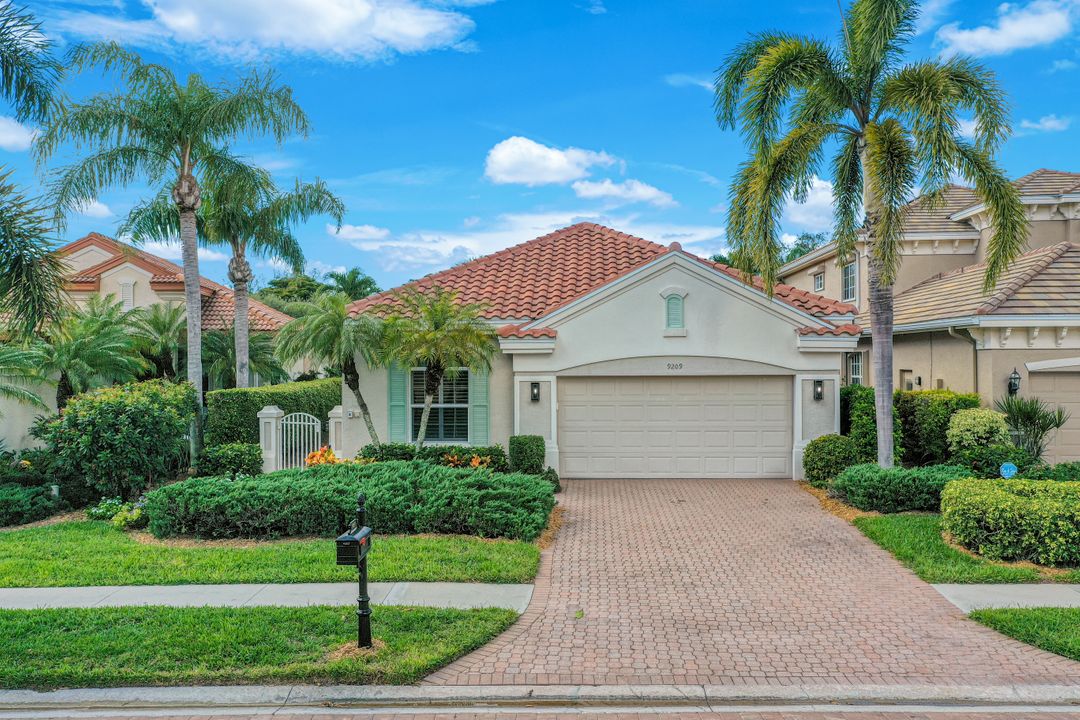 9209 Troon Lakes Dr, Naples, FL 34109