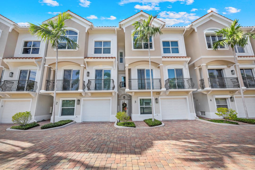 9207 Vanderbilt Dr #3, Naples, FL 34108