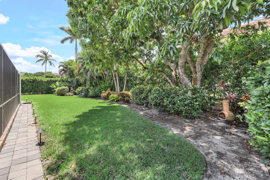 636 Park Shore Dr, Naples, FL 34103