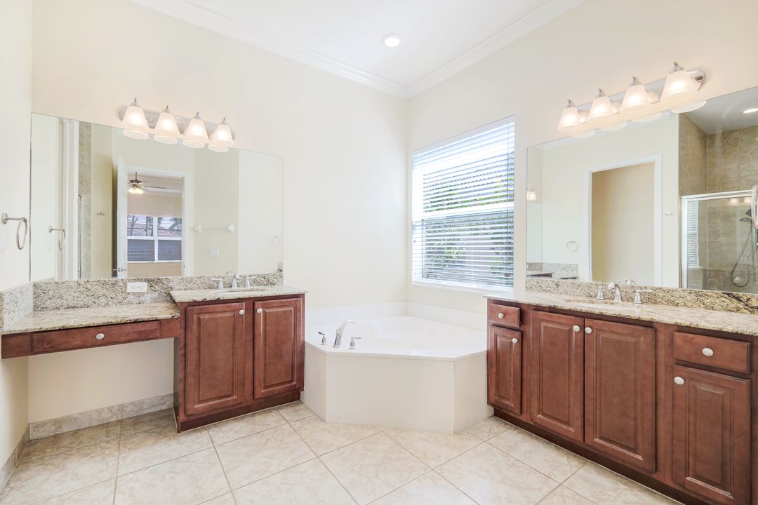 6592 Marbella Ln, Naples, FL 34105