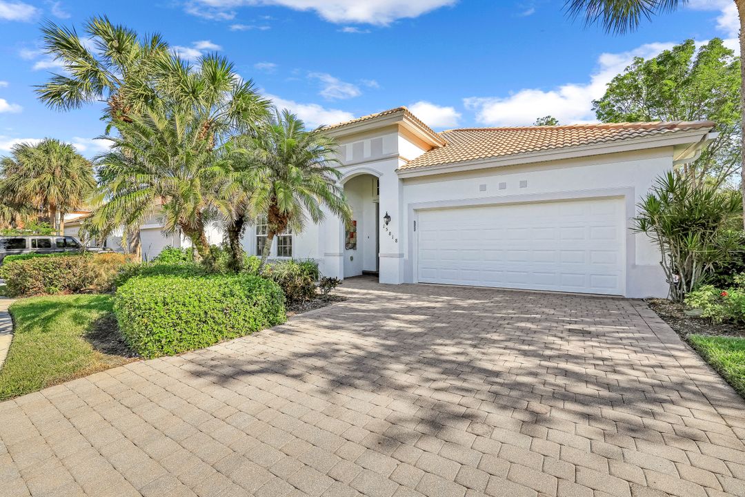 15818 Delaplata Ln, Naples, FL 34110