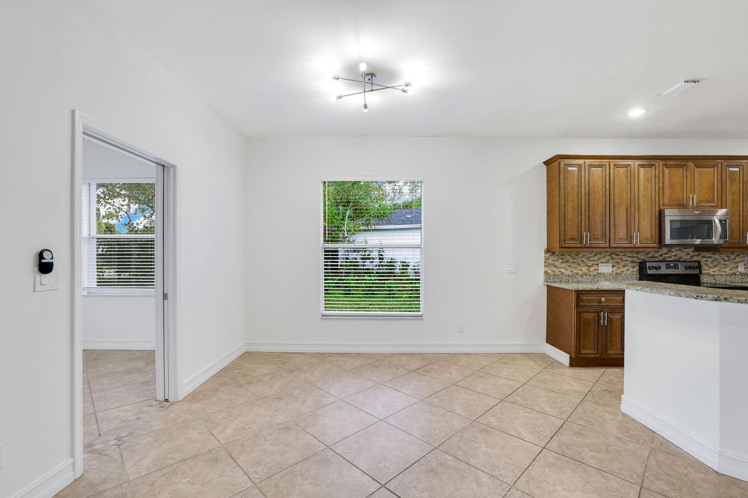 238 Stanhope Cir, Naples, FL 34104