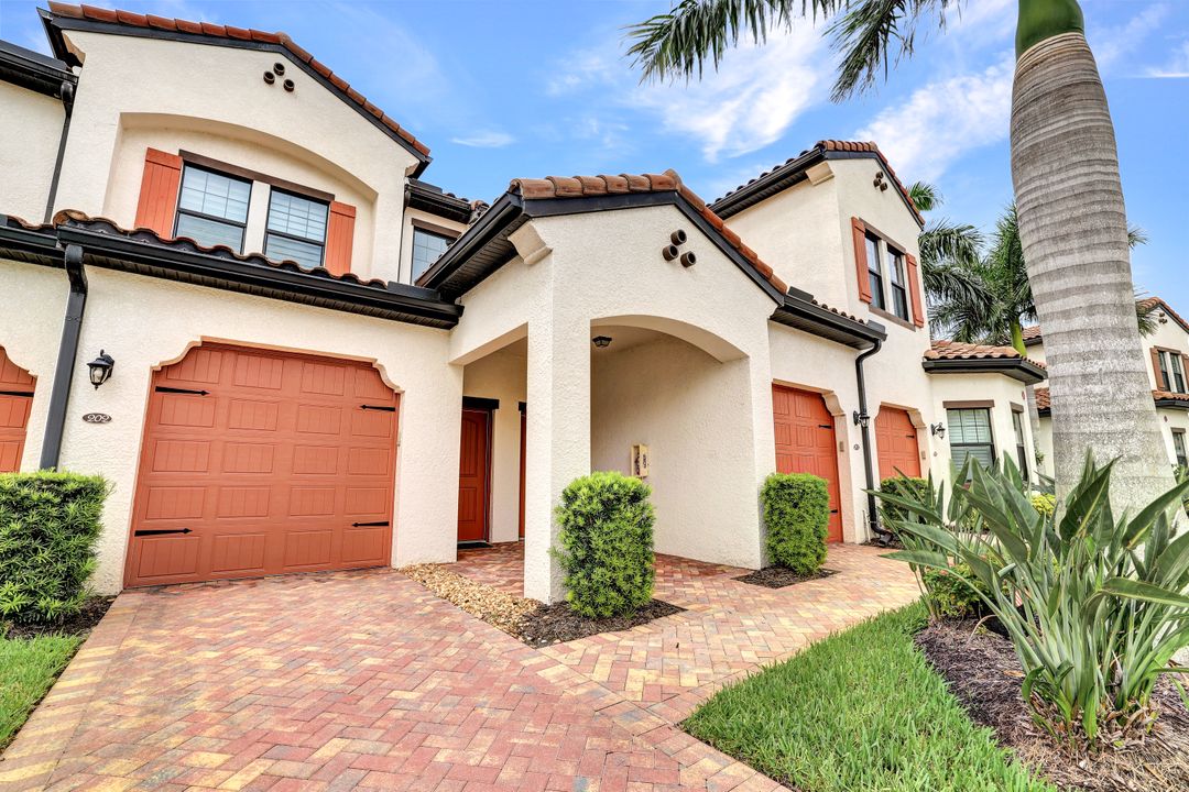 15148 Palmer Lake Cir #202, Naples, FL 34109