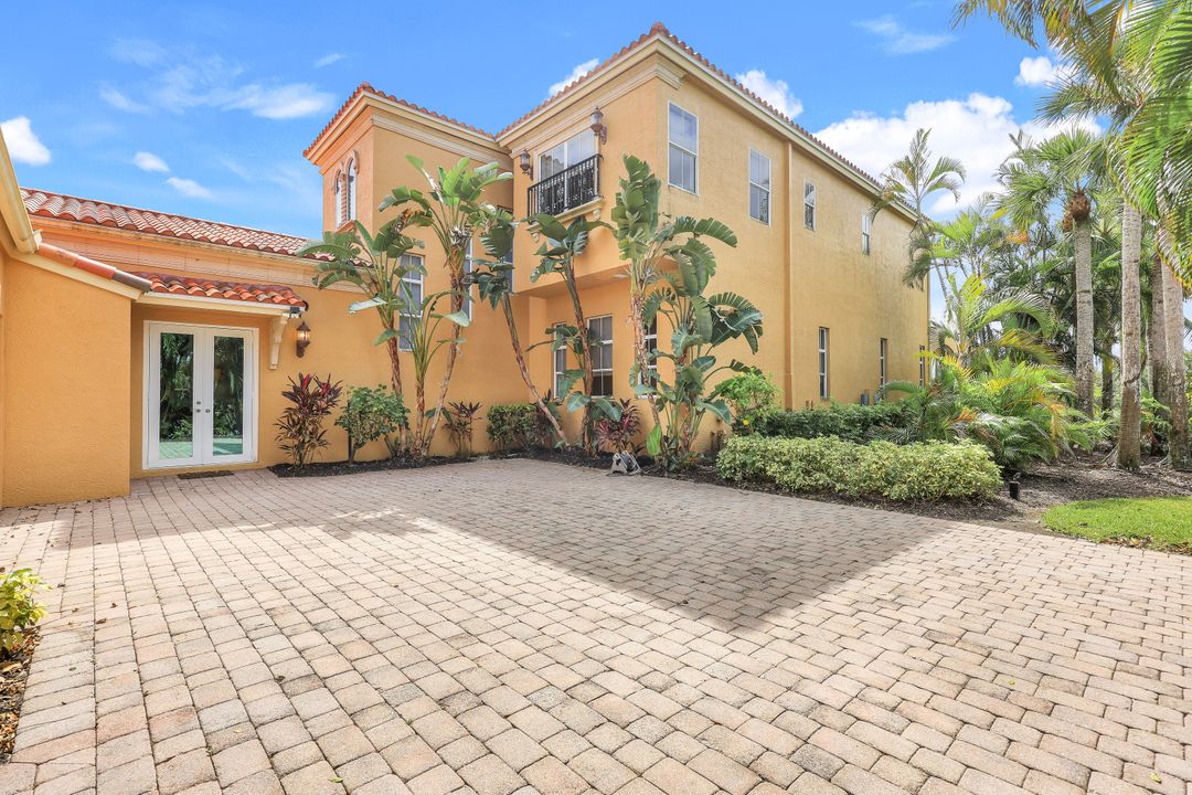 8589 Bellagio Dr, Naples, FL 34114