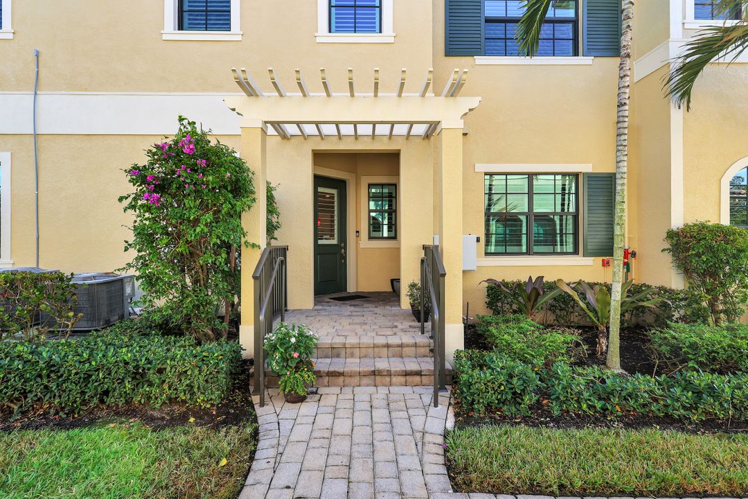 2431 Breakwater Wy #10-101, Naples, FL 34112