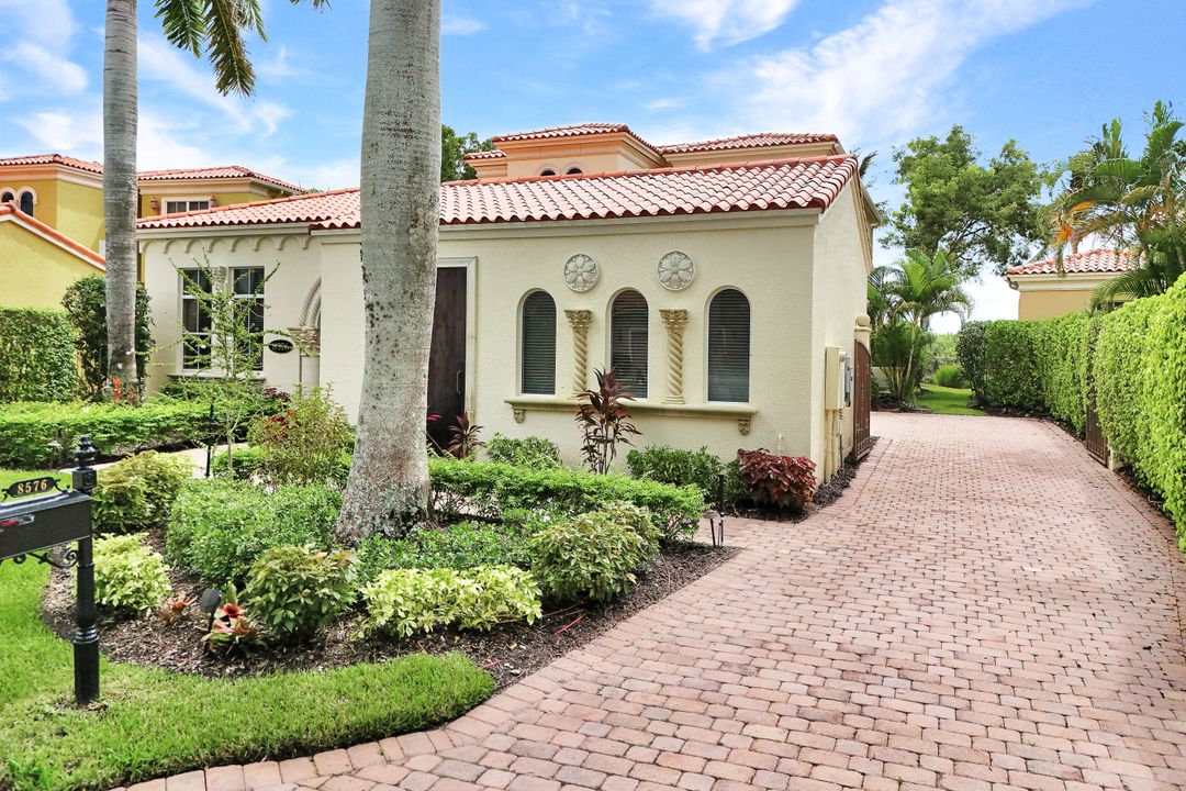 8576 Bellagio Dr, Naples, FL 34114