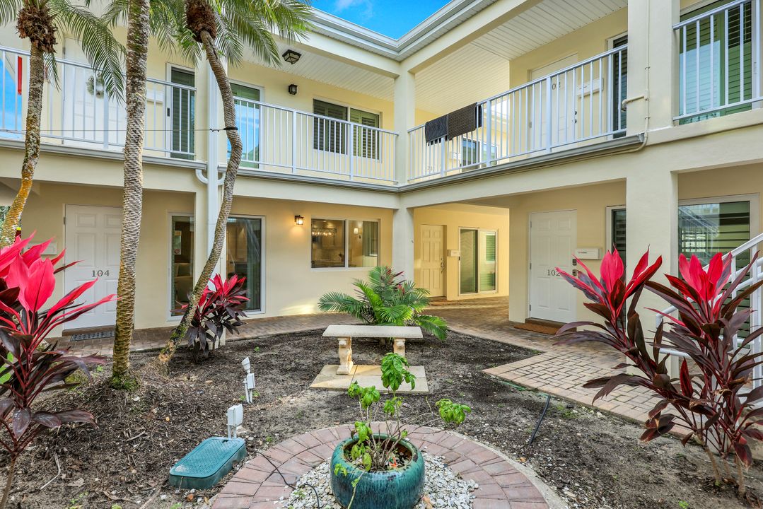 1950 Gulf Shore Blvd N #104, Naples, FL 34102