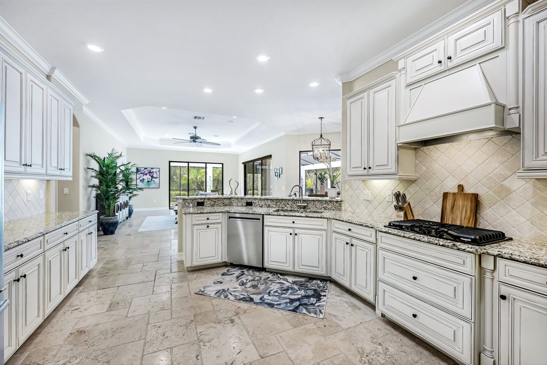 9899 Corso Bello Dr, Naples, FL 34113