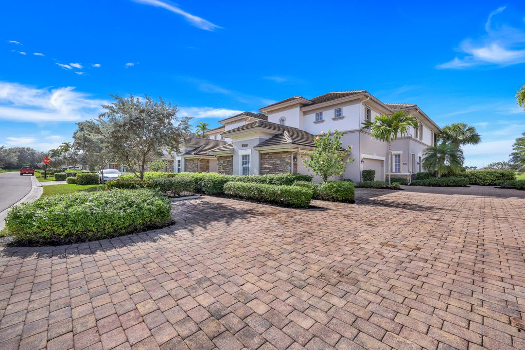 8751 Coastline Ct #202, Naples, FL 34120