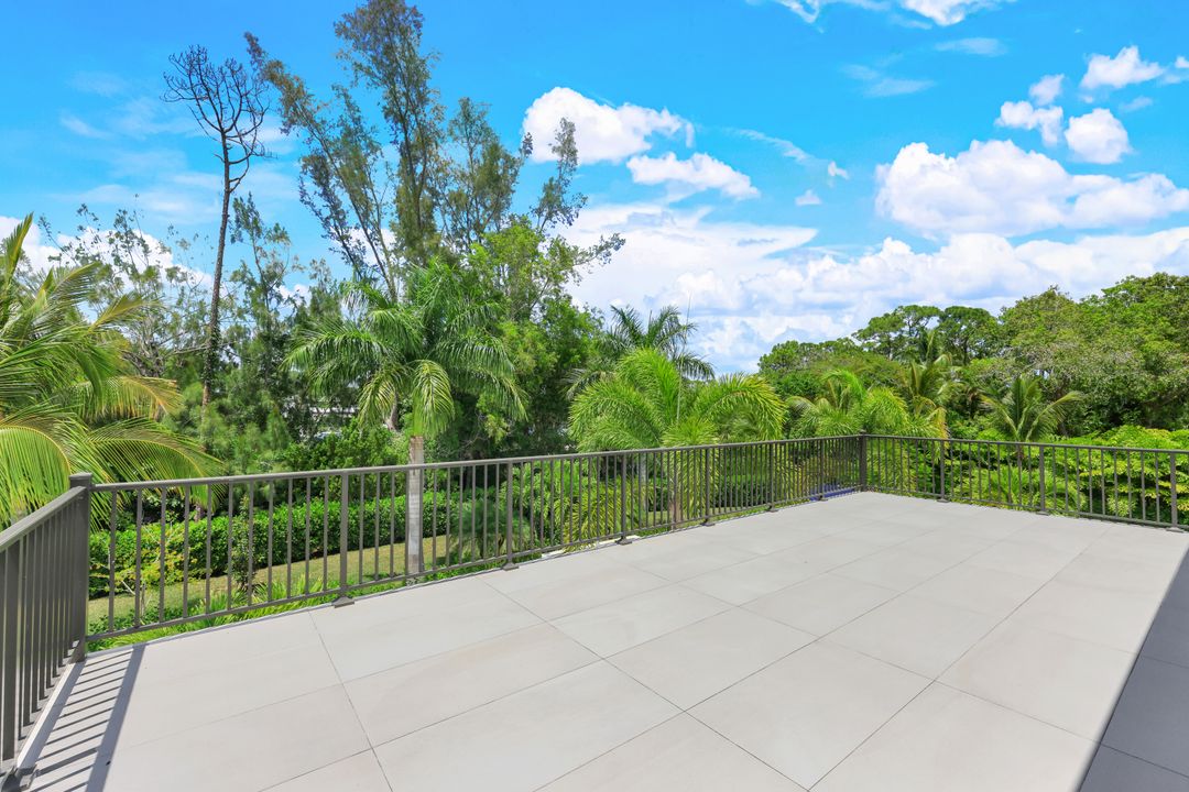 201 Caribbean Rd, Naples, FL 34108