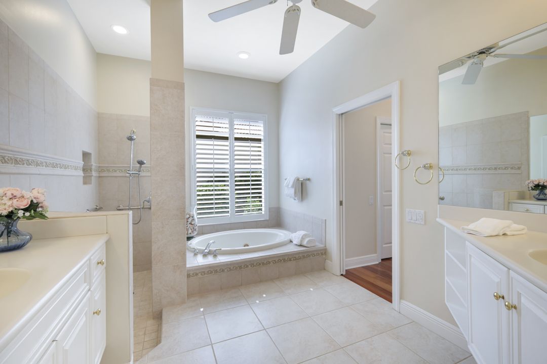 9209 Troon Lakes Dr, Naples, FL 34109