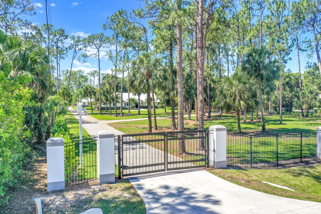 6010 Standing Oaks Ln, Naples, FL 34119