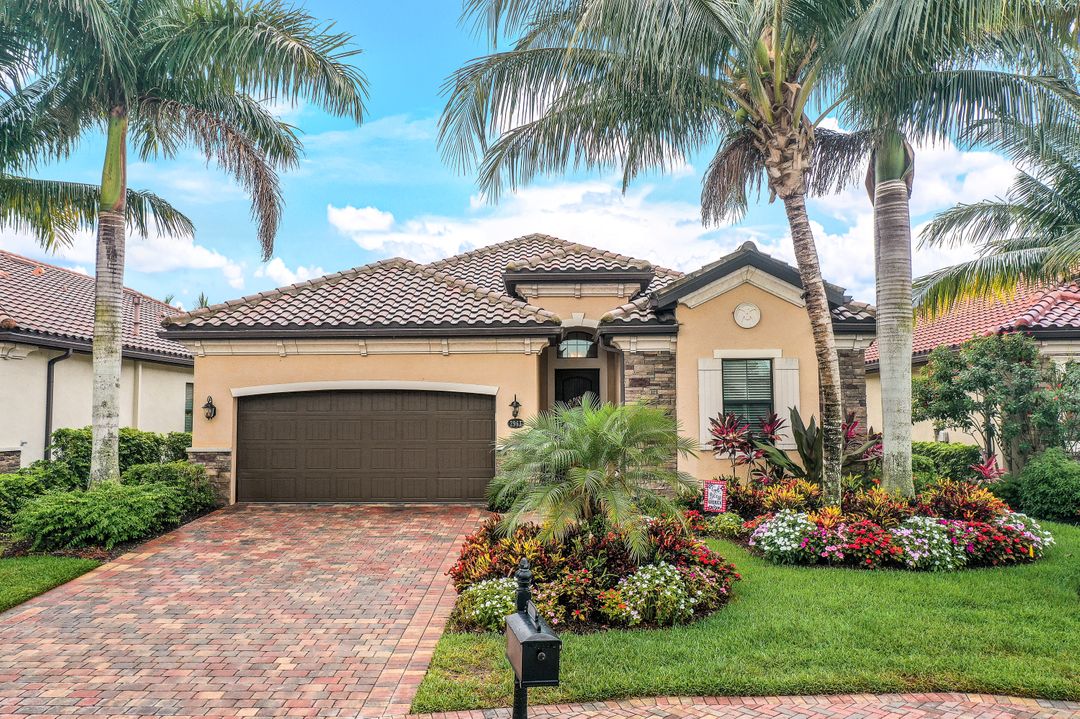 2963 Aviamar Cir, Naples, FL 34114