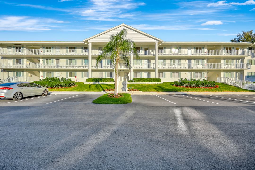 10684 Gulf Shore Dr  #105, Naples, FL 34108