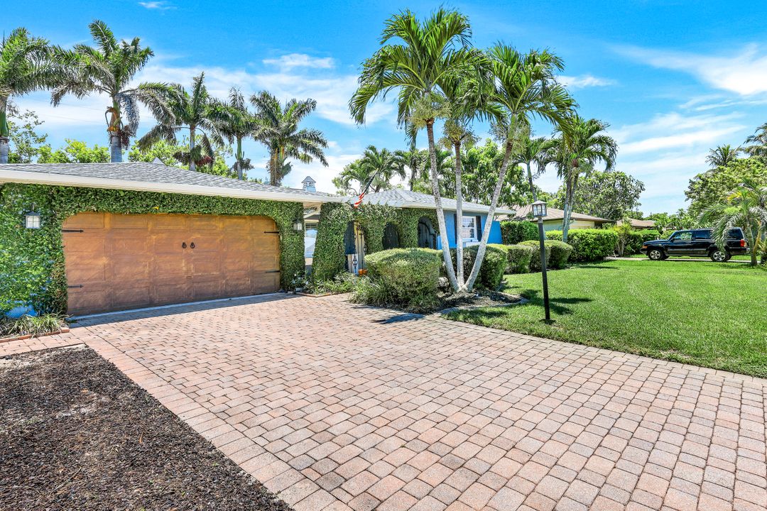 4561 Beechwood Lake Dr, Naples, FL 34112