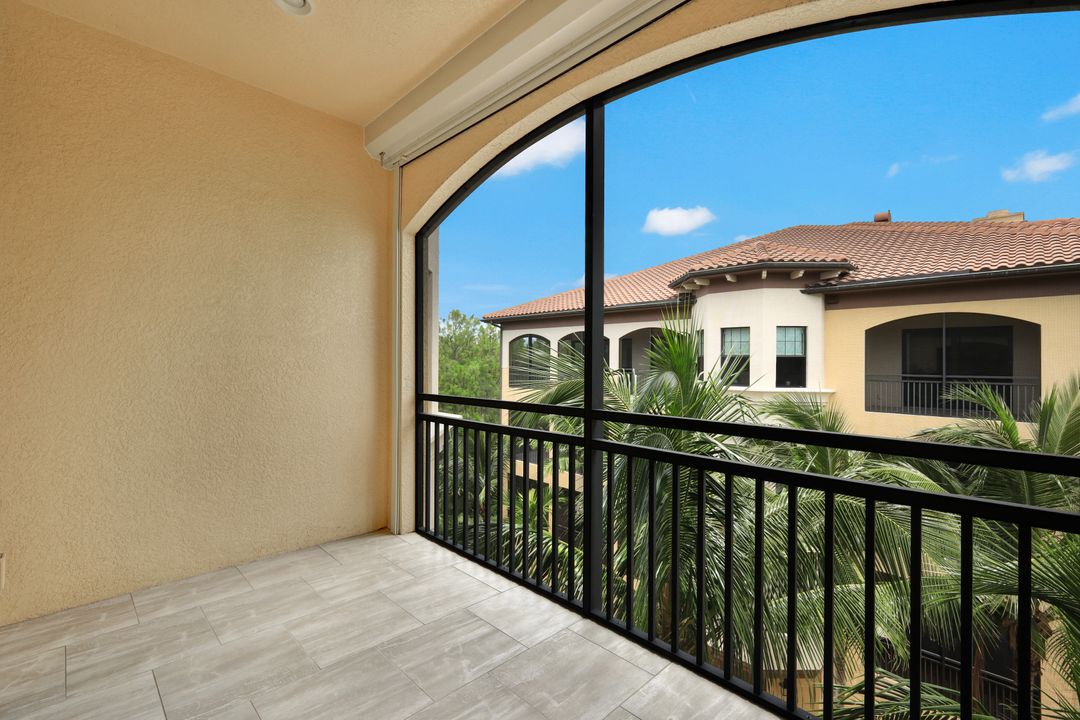 2751 Tiburon Blvd E #302, Naples, FL 34109