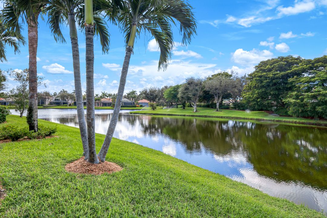 9209 Troon Lakes Dr, Naples, FL 34109