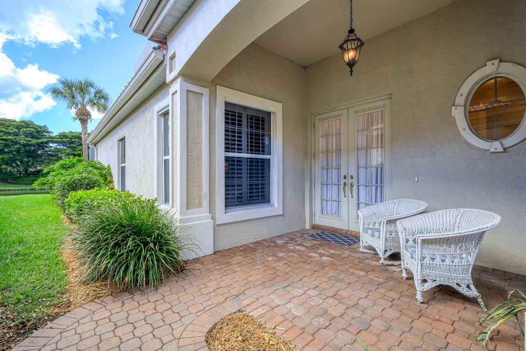 9209 Troon Lakes Dr, Naples, FL 34109