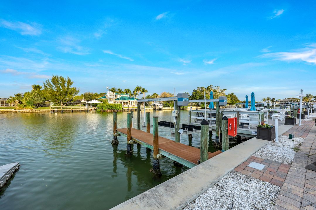 1950 Gulf Shore Blvd N #104, Naples, FL 34102