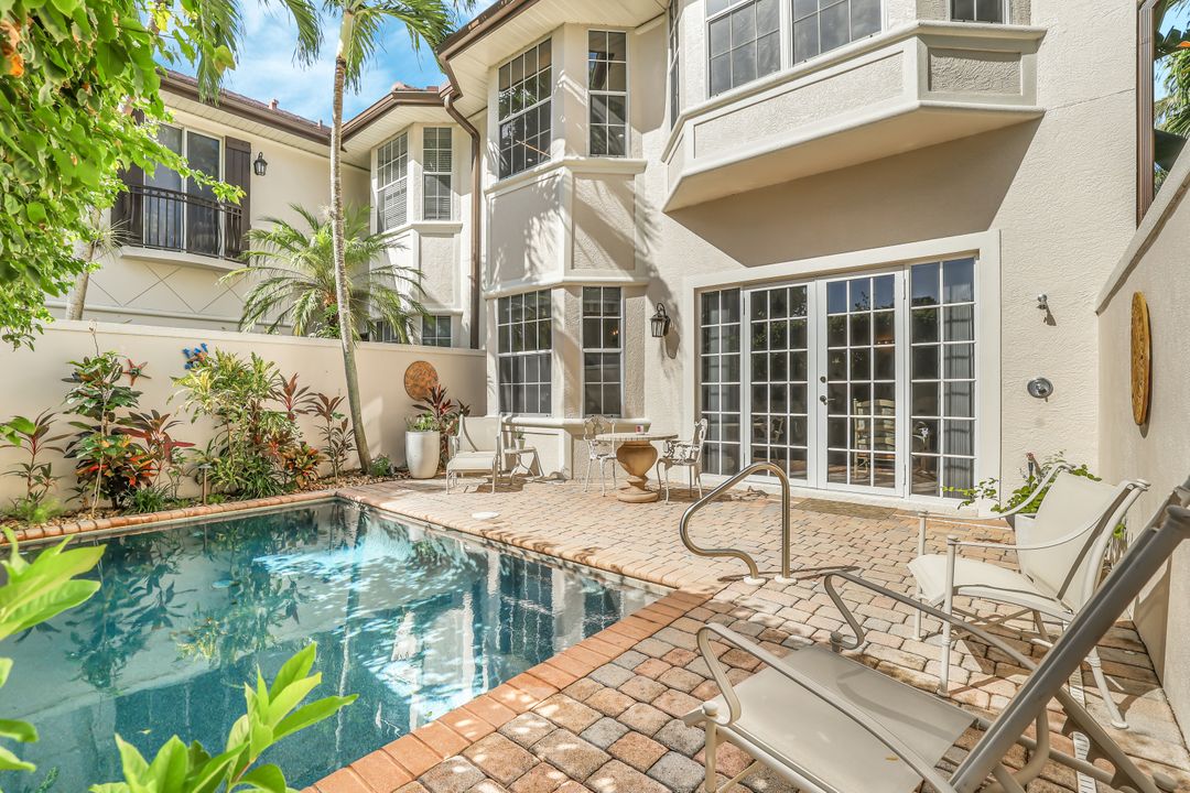 238 5th St S, Naples, FL 34102