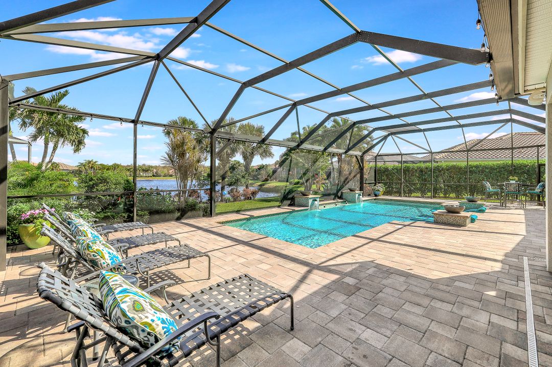 9052 Graphite Cir, Naples, FL 34120