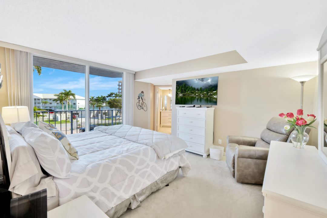 10701 Gulf Shore Dr #302, Naples, FL 34108