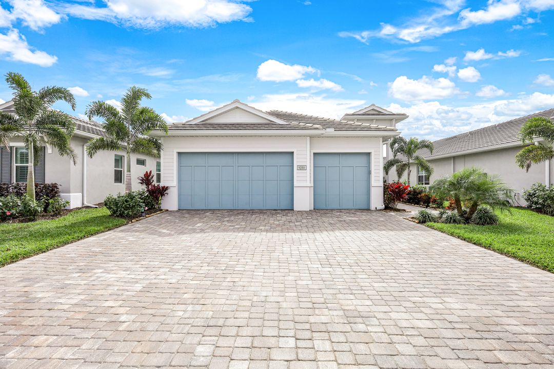 9288 Cayman Dr, Naples, FL 34114